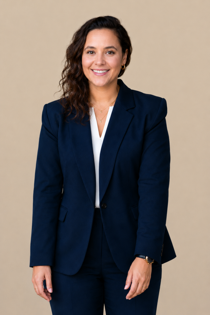 Jasmin Novak sur fond vertical